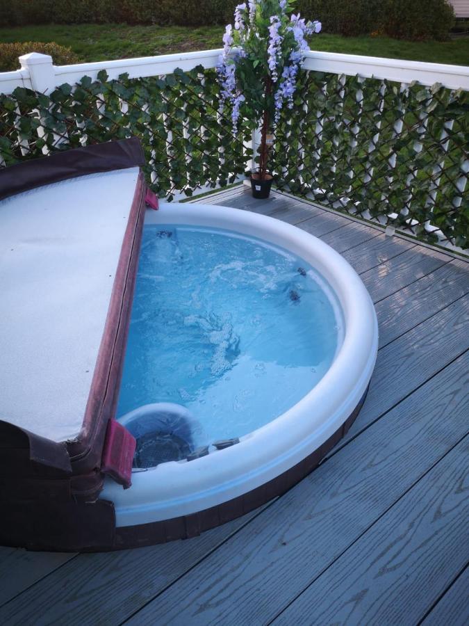 Отель Hot Tub Hols 61 Kingfisher Court Таттершолл Экстерьер фото